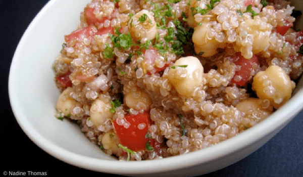 Salade de quinoa, pois chiches et tomates